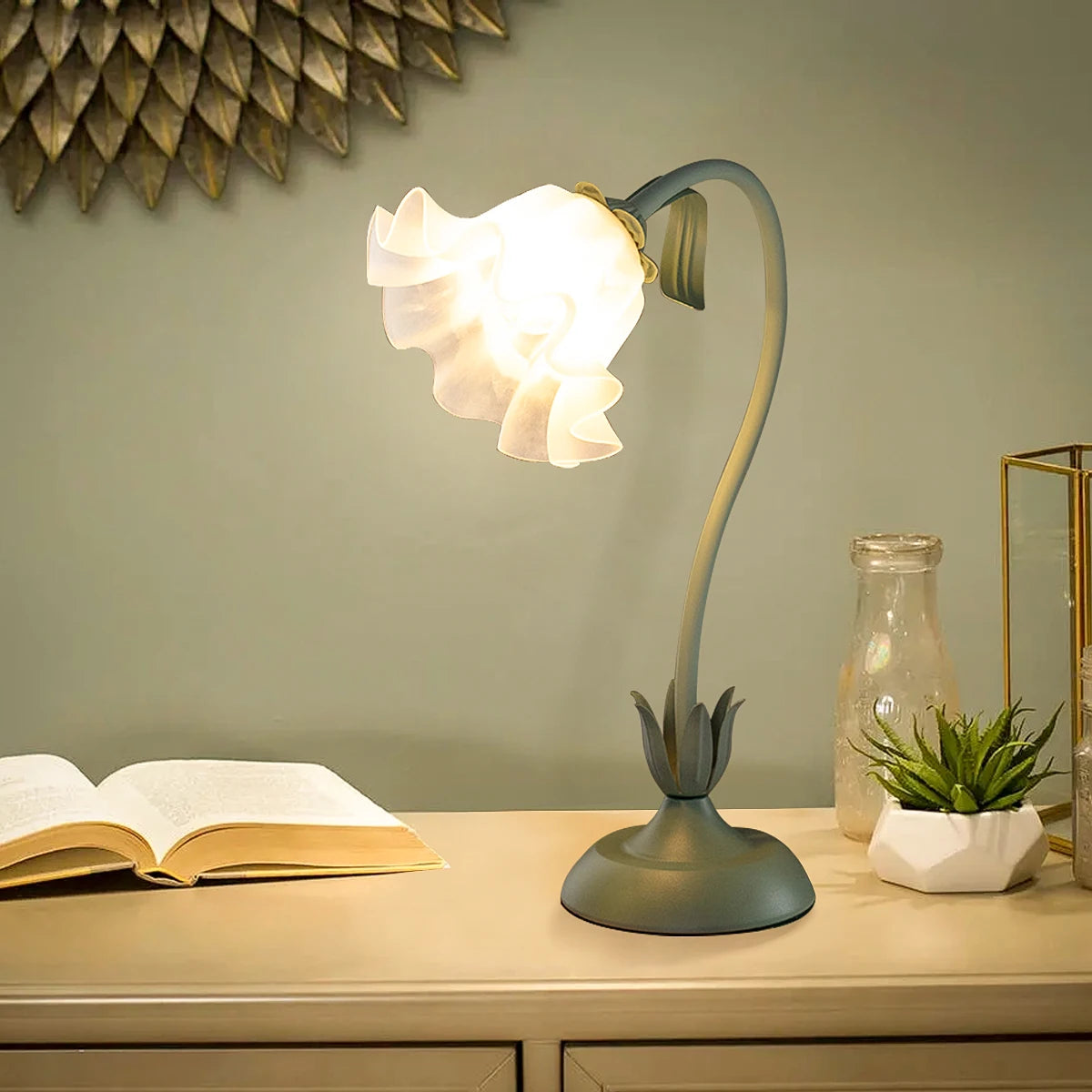 Delicate Flower Table Lamp