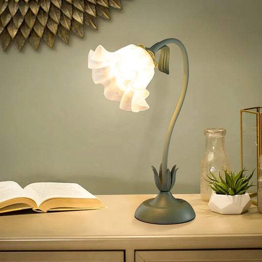 Delicate Flower Table Lamp